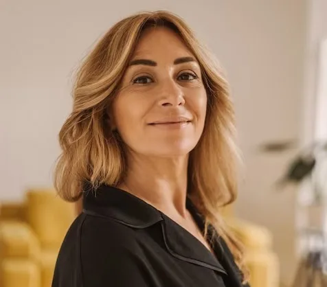 Cuidado Sênior – Mulher madura sorrindo com expressão serena, representando uma cliente satisfeita com os serviços de cuidado da Cuidado Sênior.