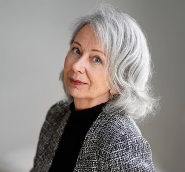 Cuidado Sênior – Mulher com cabelos grisalhos e expressão serena, simbolizando confiança e satisfação com os cuidados recebidos da Kel Cuidadoras.