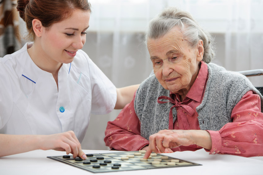 Cuidado Sênior – Cuidadoras de Idosos em São Paulo jogando Damas com Idosa