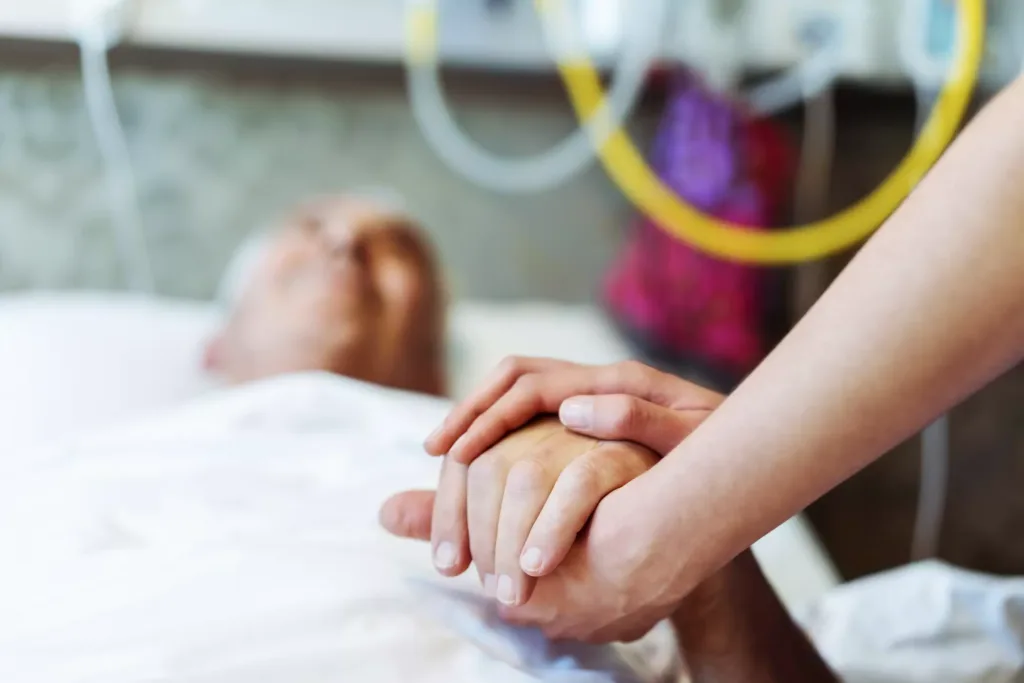 Cuidado Sênior - Cuidadora hospitalar de idosos com apoio hospitalar e domiciliar auxiliando paciente acamado