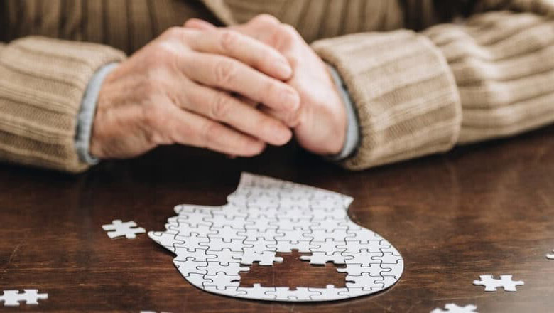 Cuidado Sênior - Quebra-cabeça em forma de cabeça humana com peça faltando, simbolizando perda de memória ou Alzheimer em idosos.